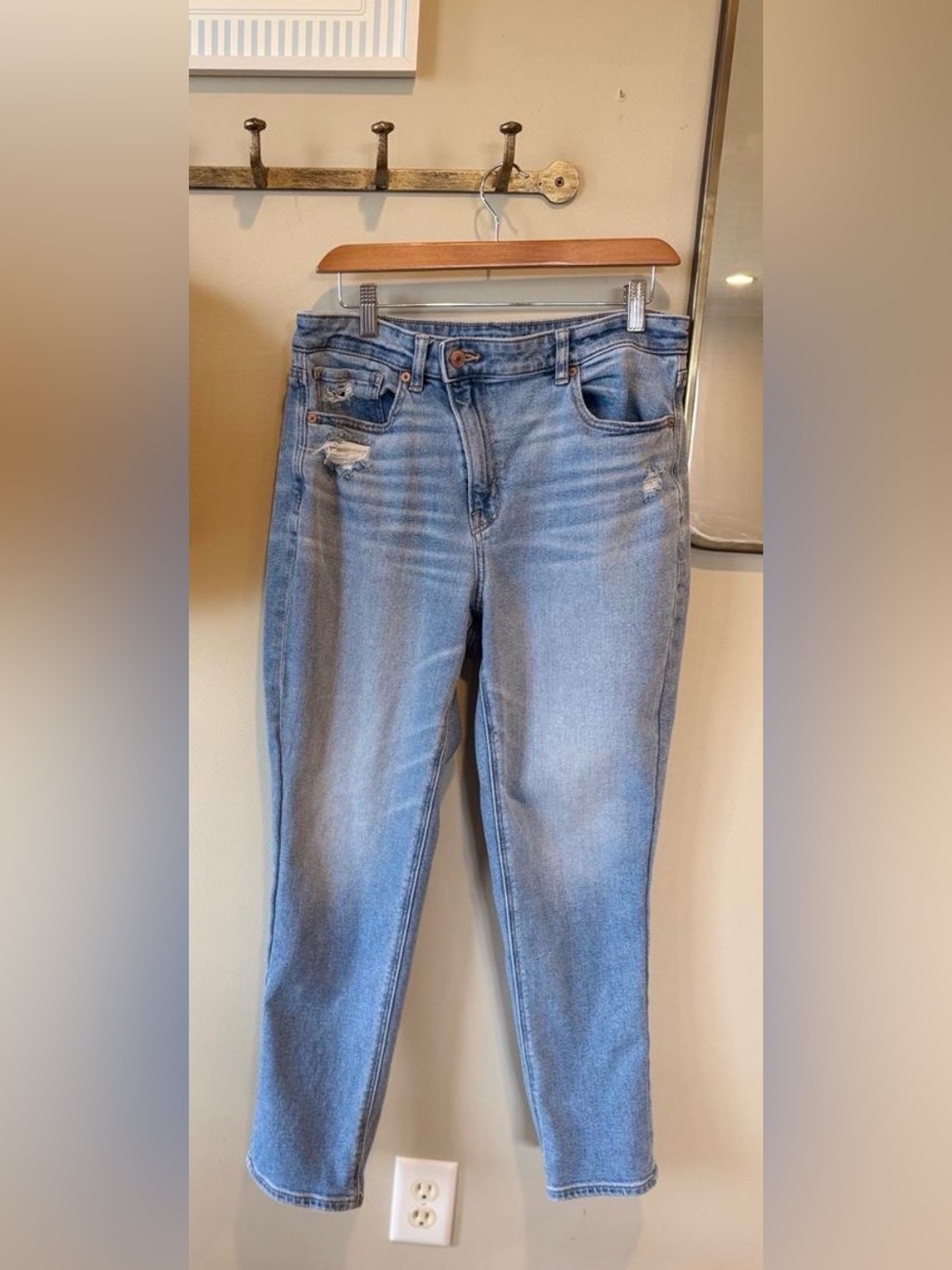 American Eagle Light Wash Distressed Straight Leg Jeans | Size 10 Regular
